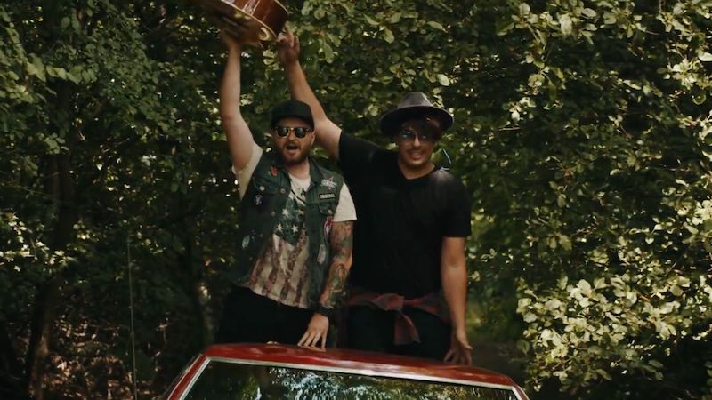 Kapela Sendwitch vydává letní singl s klipem natočeným u jezera